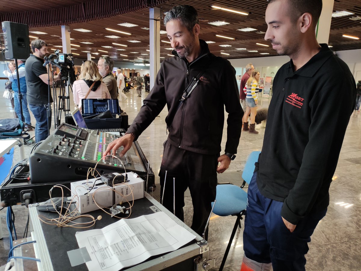 SPTorremolinos's tweet photo. Técnicos de sonido de #Samset 🔊 y personal de limpieza de #Aselimsa 🧹 han contribuido con su trabajo a que #Expocan, la 'Feria Internacional del Perro' que se ha celebrado este fin de semana en el @PCongresos de #Torremolinos, haya sido todo un éxito 🐕 https://t.co/QEzHXpsvN1
