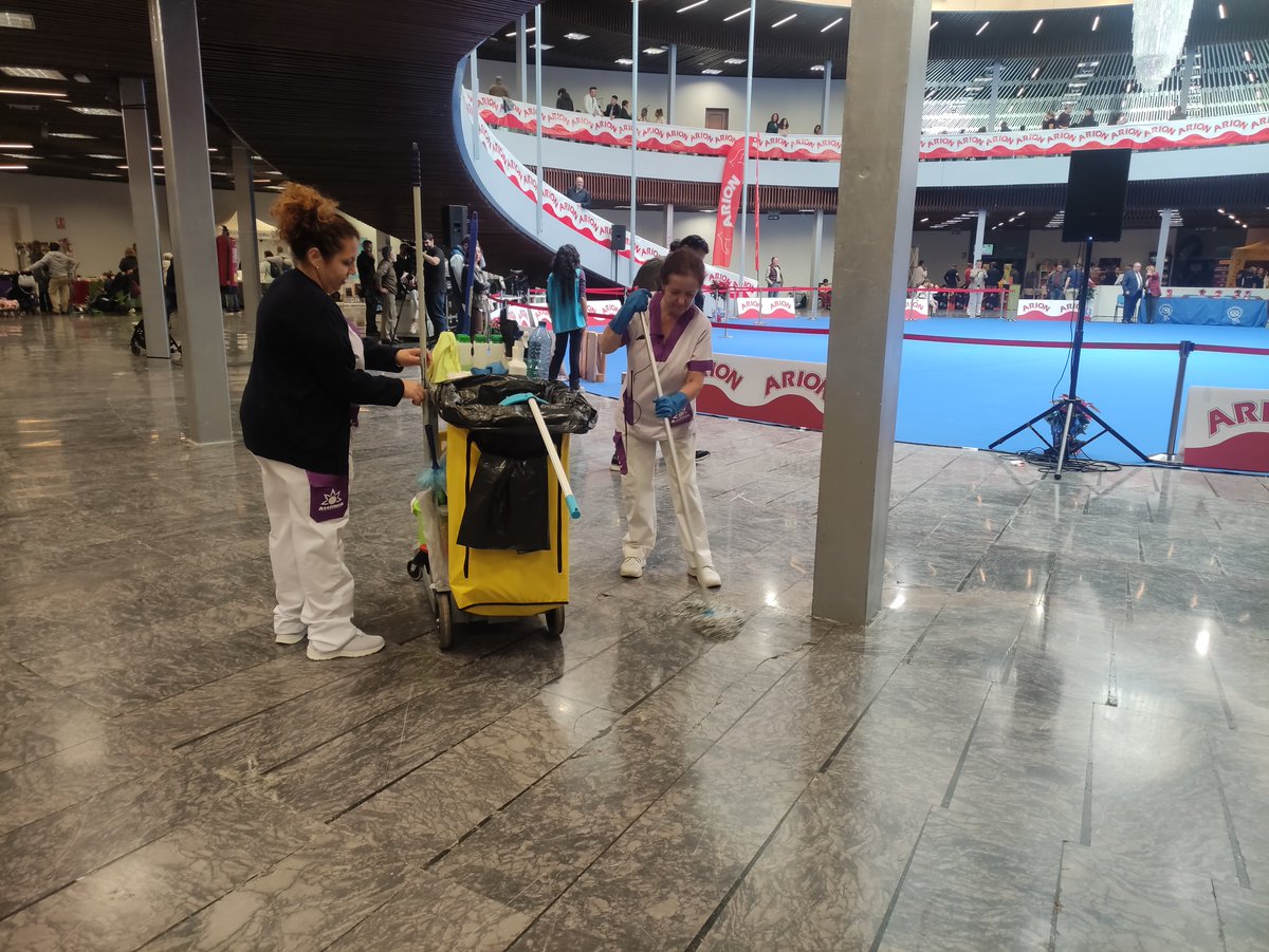 SPTorremolinos's tweet photo. Técnicos de sonido de #Samset 🔊 y personal de limpieza de #Aselimsa 🧹 han contribuido con su trabajo a que #Expocan, la 'Feria Internacional del Perro' que se ha celebrado este fin de semana en el @PCongresos de #Torremolinos, haya sido todo un éxito 🐕 https://t.co/QEzHXpsvN1