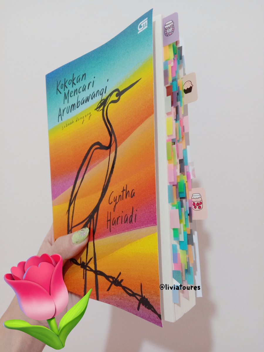 liviatoures's tweet photo. GUYS, aku mau rekomendasi buku lokal yang underrated banget!! Salah satu buku dengan gaya penulisan paling cantik dan cerita paling indah sekaligus paling menyakitkan yang pernah kubaca. This book destroys me in the best way ever and I think you all should read it as well. ✨ https://t.co/tHp8cDnliv