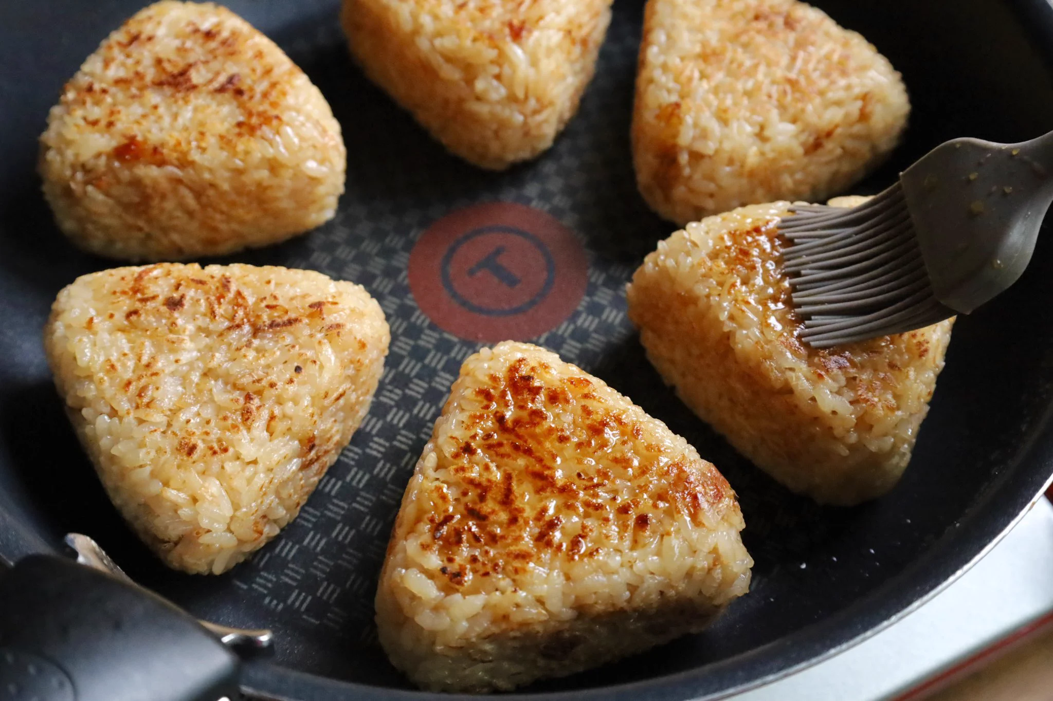 休日のお昼にピッタリ！風味豊かで子供にも大人気な『焼きおにぎり』レシピ♪