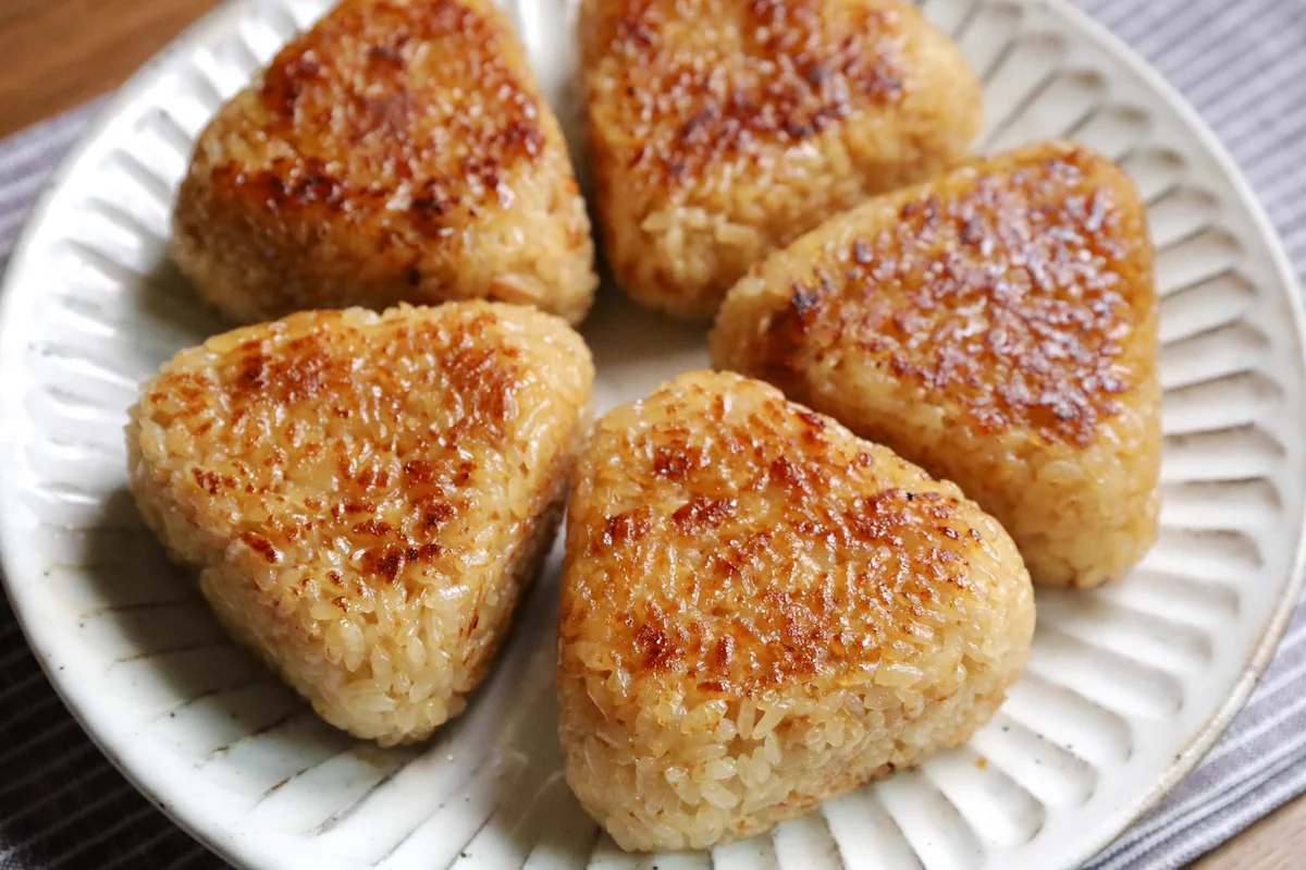 休日のお昼にピッタリ！風味豊かで子供にも大人気な『焼きおにぎり』レシピ♪