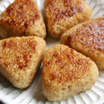 休日のお昼にピッタリ!風味豊かで子供にも大人気な『焼きおにぎり』レシピ♪