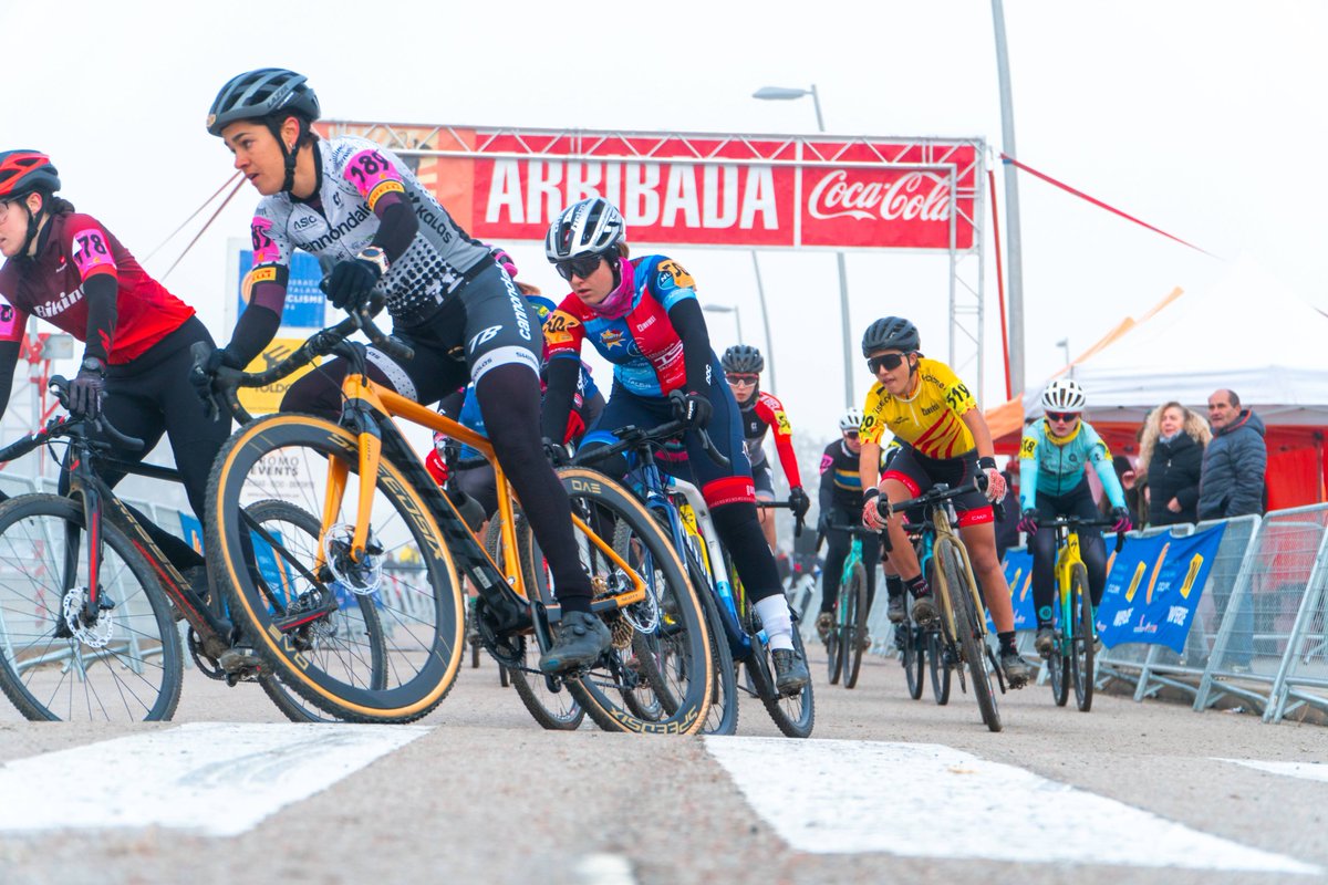 🚵‍♀️El II Ciclocròs de Gurb torna el fred a la #CopaCatalanaCX, amb victòries de <a href="/jofrecullell/">jofre cullell</a> i Jordina Muntadas.

📆Aquest diumenge 27 de nov, Ciclocròs de Vilablareix.

+ info👉bit.ly/3Gv9y1W

📸:<a href="/PolJufre/">Pol Jufré</a>

#ciclismecat #CX