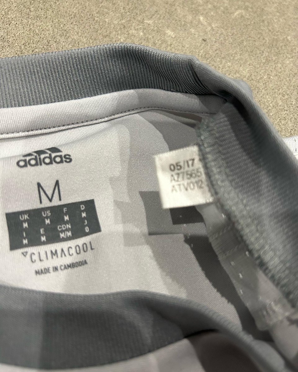 BinsNi's tweet photo. Manchester United FC 2017-18 adidas third shirt . Matic 31 nameset 

Size medium 

£30

Free UK delivery 📦 https://t.co/wftD1biIPq