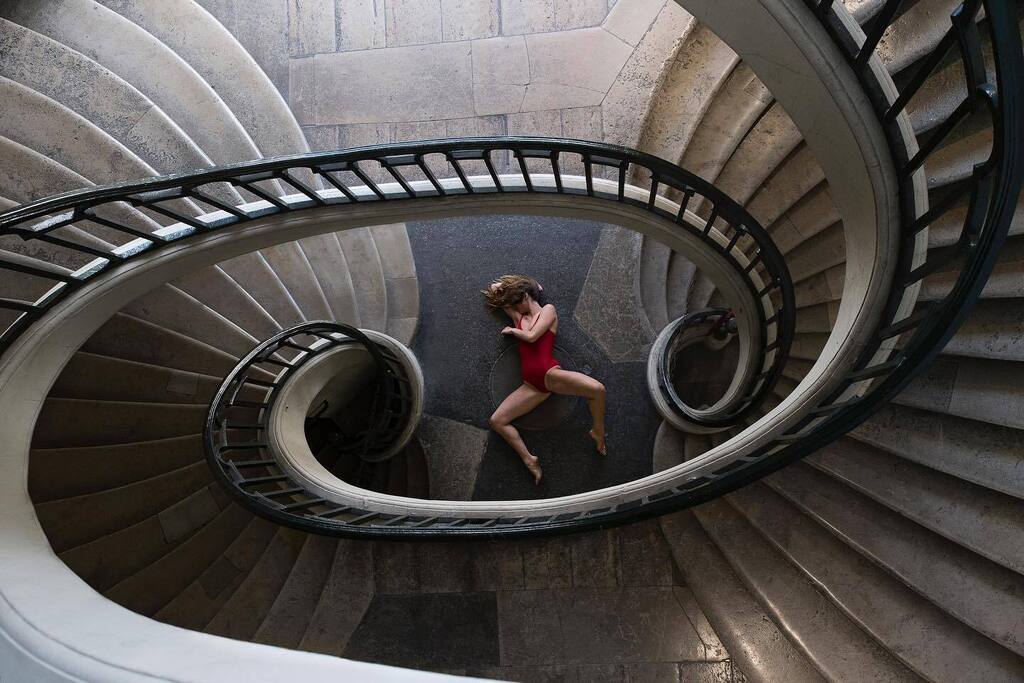 Curves at @boursedecommerce
PH/ @maud_levavasseur 

#paris #danse #danseuse #dance #dancer #boursedecommerce #operadeparis #dancephotography #curves #ballet #balletdancer #balletdancerofinstagram instagr.am/p/ClOIjcjr2eT/