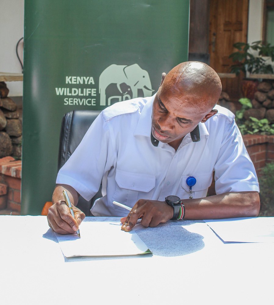KWSKenya's tweet photo. Kenya Wildlife Service Director General, @BrigJohnWaweru , welcomed Chavakali Boys’ High School team at the KWS HQ for handing over of a used aircraft engine received by Mr. Johnstone Smith on behalf of the Principal. https://t.co/FQNlN0xMY3