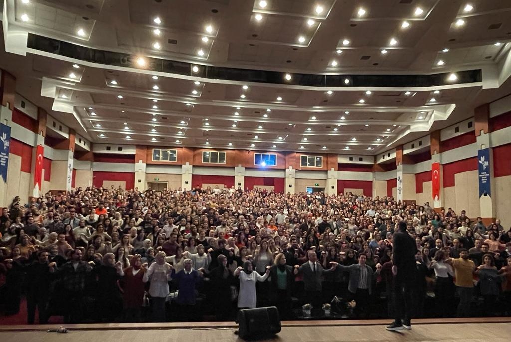 ✨"Öğretmenler Günü" etkinlikleri kapsamında Millî Eğitim Müdürlüğümüzce düzenlenen "21. Yüzyılda Öğretmen Olmak ve Eğitimde Oyun" semineri Doç. Dr. Yavuz Samur'un sunumuyla Prof. Dr. Mümtaz Turhan Sosyal Bilimler Lisesi'nde gerçekleşti.

#öğretmenizheryerdeyiz

<a href="/memleventyazici/">Levent Yazıcı</a>