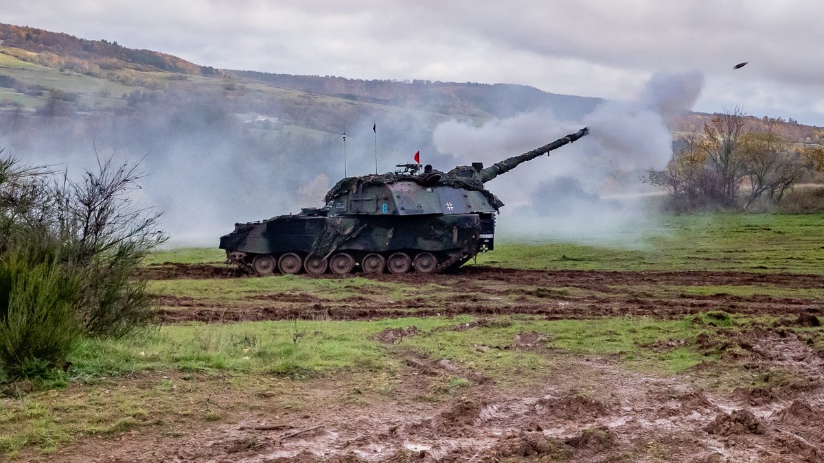 Deutsches_Heer's tweet photo. Mehrere Sekunden vom Abschuss bis zum Einschlag: Das ist die Flugzeit einer Granate der #Panzerhaubitze2000. Bei der #multinationalen Übung #CelticThunder zeigt das #Artillerielehrbataillon345 #Heer mit 🇳🇱 & 🇧🇪 Kameradinnen & Kameraden, dass sie bereit sind für die #VJTF2023. https://t.co/dm4zxtMFM6