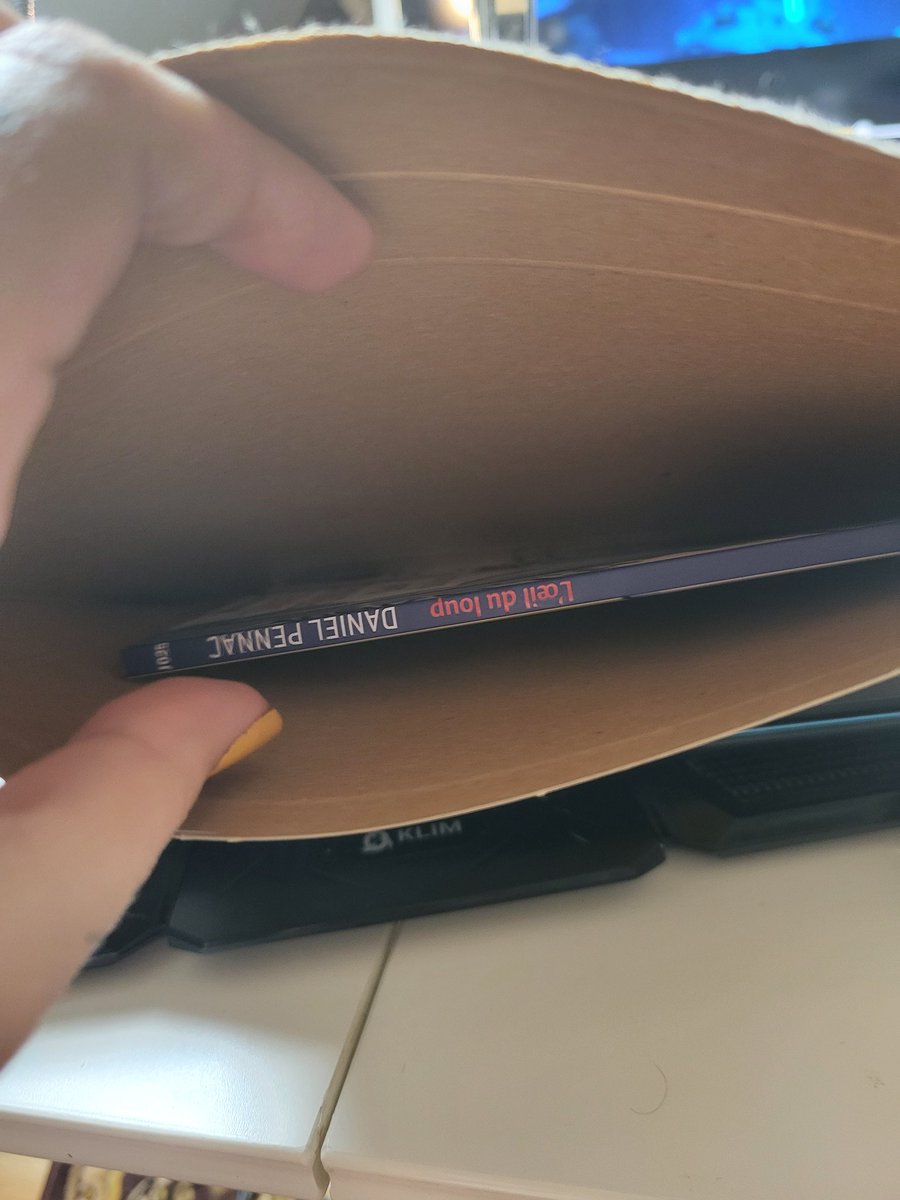 Stacytrouille_'s tweet photo. Eh gros je pète un boulon j'ai commandé des faux cils pour mon anniversaire c'est pas je reçois quoi à la place ????? https://t.co/nRkB88QvYs