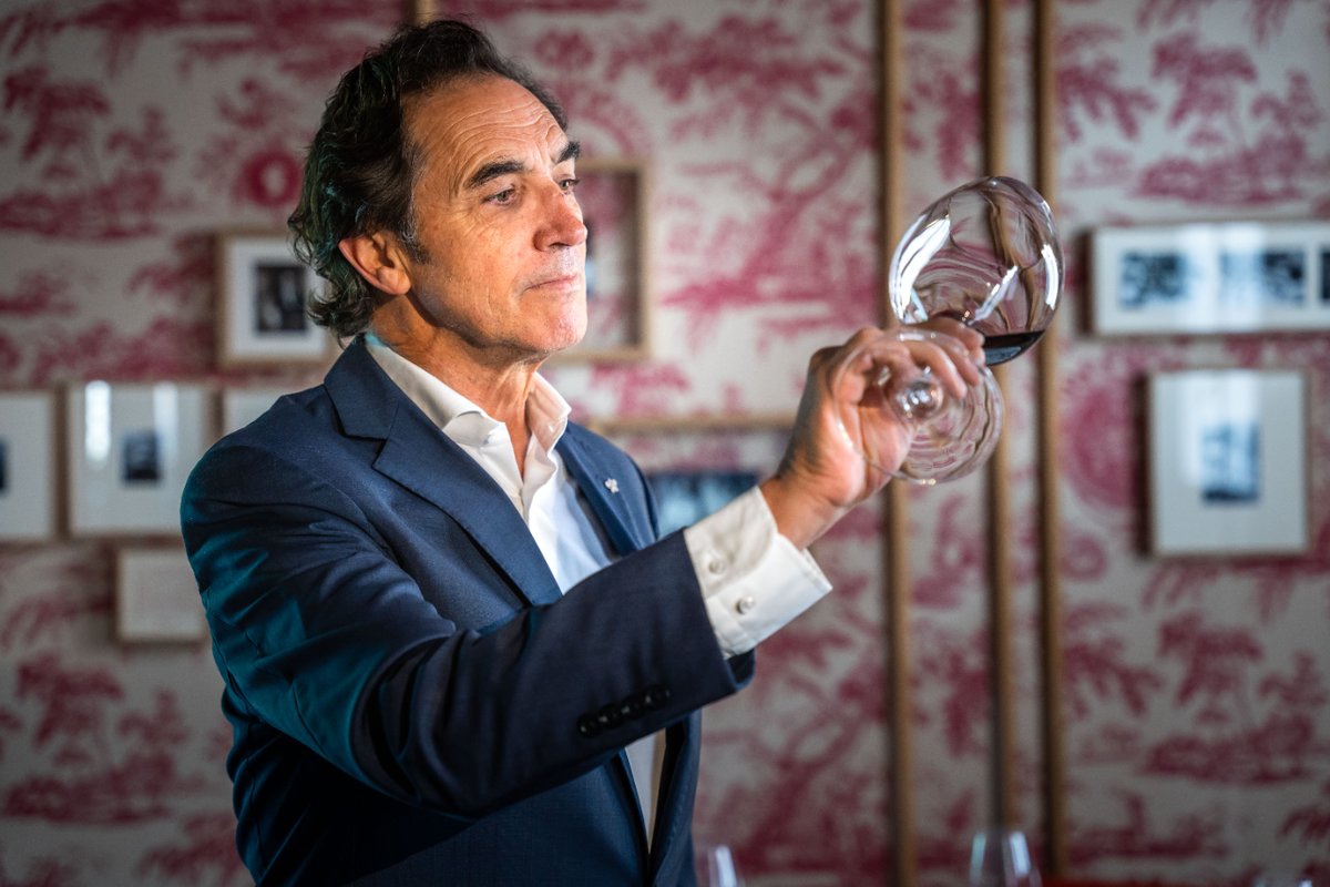 “Con el paso de los años los clientes nos piden cada vez más asesoramiento a la hora de elegir un vino. Es fundamental averiguar qué les va a gustar. Leer al cliente, interpretar sus gustos y sus respuestas"