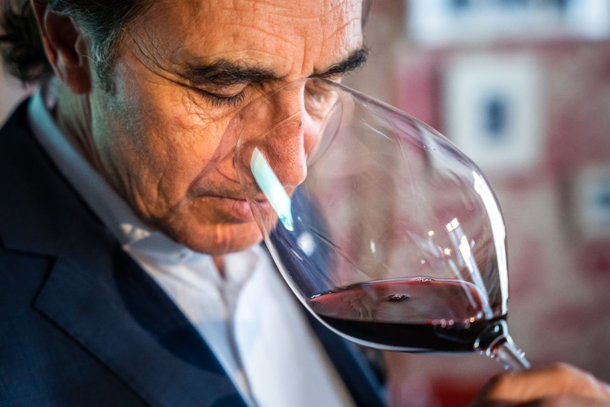 "Para mí es un honor poder aconsejarles. Cuidarles. Eso es trabajar con clientes. Ser hospitalario, acoger y siempre, siempre, agradecer.”   

Chefe Paniego, una vida ligada al vino.

#elportaldeechaurren #larioja #ezcaray #echaurrentradicion #chefepaniego #deliciousjourneys