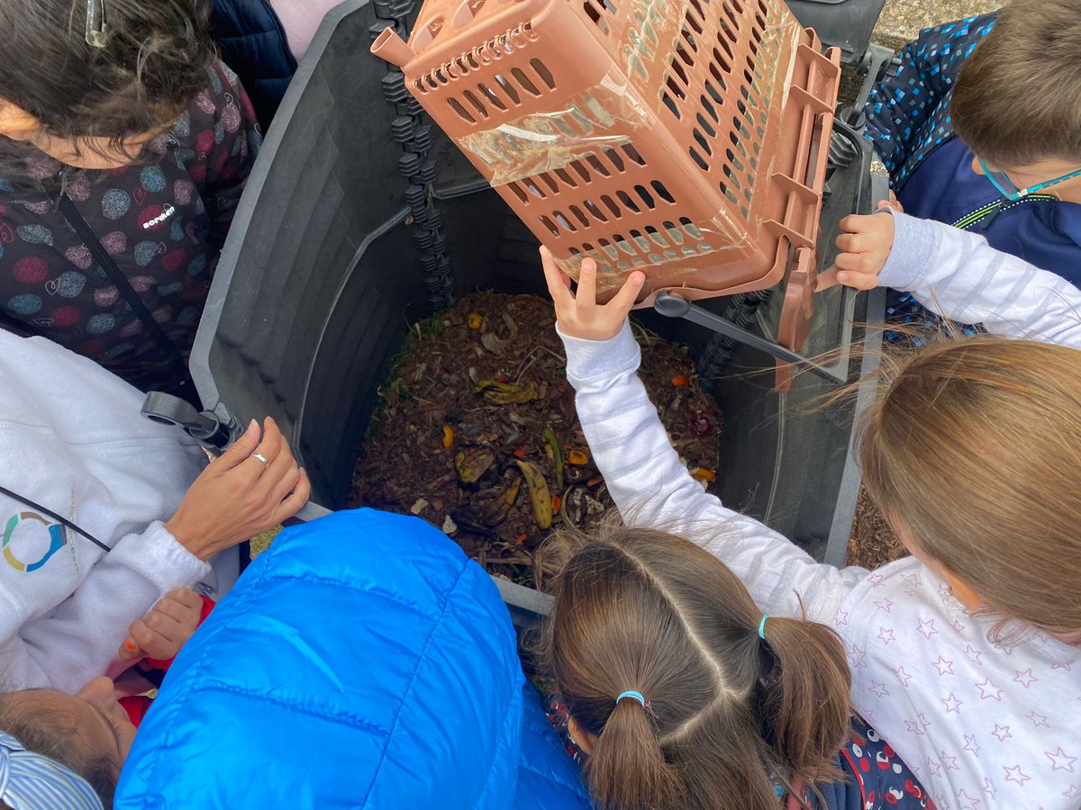 consorcio_crea's tweet photo. 👧👦El alumnado del CEIP Mare de Déu de Gràcia recibe una nueva sesión de compostaje en centro educativo. Aprenden de primera mano como un residuo pasa a ser un nuevo recurso. #compost #Compostaje #CREAmosCompost @biarbellezainterior https://t.co/cgsDLjgmVa
