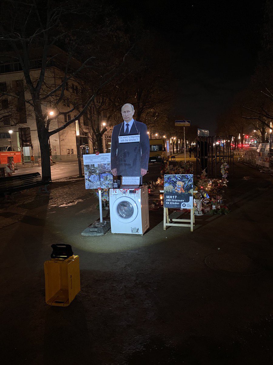 unKremlin's tweet photo. Погода позволила нашей команде провести второй день демонстрации, как и планировали, транслировали перед посольством страны-террориста в Берлине кадры ужасов войны, развязанную Путиным.

Делимся фотографиями второго дня акции

Слава Украине!

#standwithukraine #ukrainemustwin https://t.co/Ju8kTVksNu