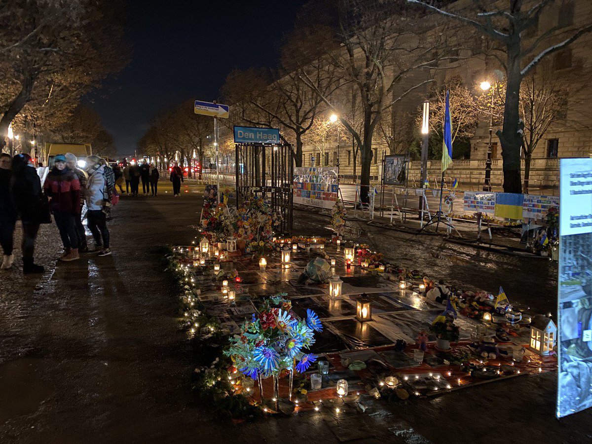 unKremlin's tweet photo. Погода позволила нашей команде провести второй день демонстрации, как и планировали, транслировали перед посольством страны-террориста в Берлине кадры ужасов войны, развязанную Путиным.

Делимся фотографиями второго дня акции

Слава Украине!

#standwithukraine #ukrainemustwin https://t.co/Ju8kTVksNu