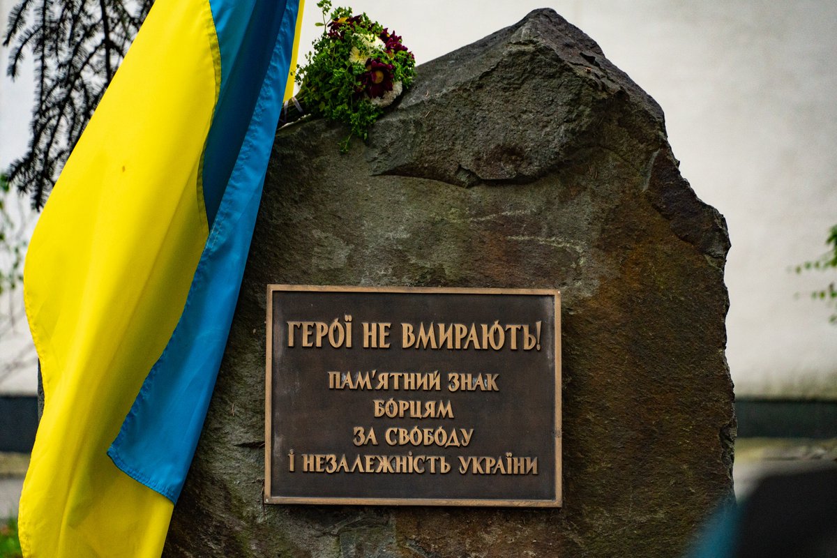 В Ужгороді вшанували пам’ять загиблих Героїв, патріотизм та мужність учасників Помаранчевої революції та Революції Гідності zak-kor.net/73253-v-uzhgor…