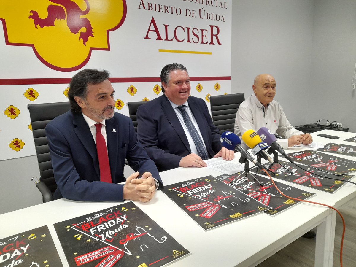 JaenJunta's tweet photo. 🛍️ Francisco Joaquín Martínez, delegado de @EmpleoJunta, participa en la presentación de la #ÚbedaBlackFriday, organizada por #Alciser.
💬 "Colaboramos en un singular evento para la ciudad y la provincia, favoreciendo la dinamización en las calles y el comercio de proximidad". https://t.co/fHPeAa1lyu