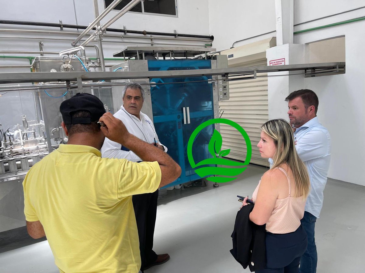 apafruv's tweet photo. Tanto el pte de Rierba como los ingenieros se mostraron sorprendidos por la tecnología instalada en nuestra planta, así como la rigurosidad con la que elaboramos lo que ellos consideran “un producto estrella y marca país���.

#apafruv 🌱 #marcapais #Productos100%🇩🇴 #gruporierba https://t.co/A9oFLzfaIa