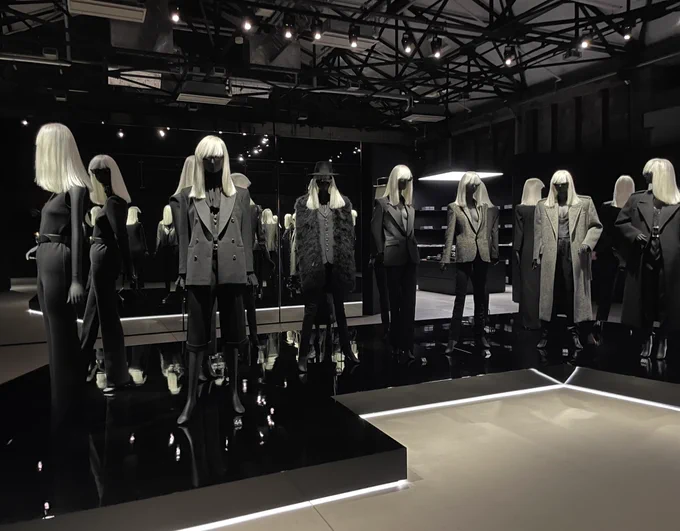 サンローラン 唯一無二の女性展東京行った際に行ってきました!とりあえず全部が黒かった!(その日の私も全身黒)展示会限定のトートバッグもゲット!#サンローラン#唯一無二の女性展 