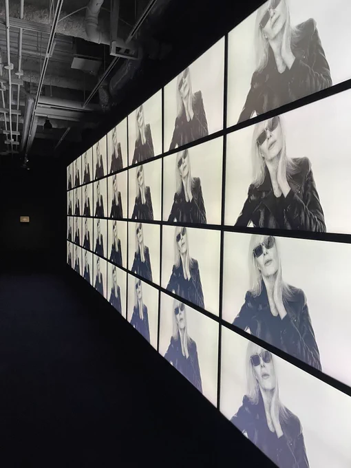 サンローラン 唯一無二の女性展東京行った際に行ってきました!とりあえず全部が黒かった!(その日の私も全身黒)展示会限定のトートバッグもゲット!#サンローラン#唯一無二の女性展 