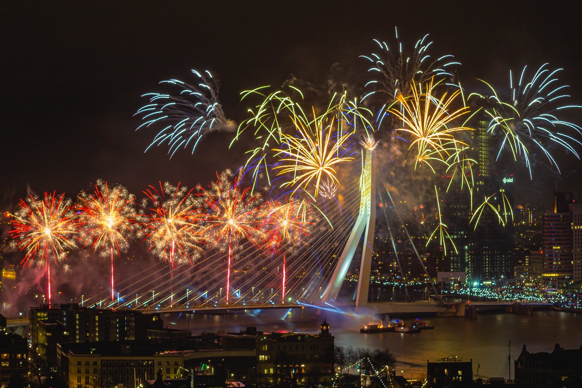 🍾 🎆 𝗩𝗶𝗲𝗿 𝗼𝘂𝗱𝗲𝗿𝗷𝗮𝗮𝗿𝘀𝗮𝘃𝗼𝗻𝗱 𝗼𝗽 𝗱𝗲 𝗘𝘂𝗿𝗼𝗺𝗮𝘀𝘁!
We luiden de feestavond in met een culinair diner. Daarna barst het feest los met live muziek, cocktails, hapjes en onbeperkte drankjes. Reserveer snel:

euromast.nl/feestdagen/oud…
