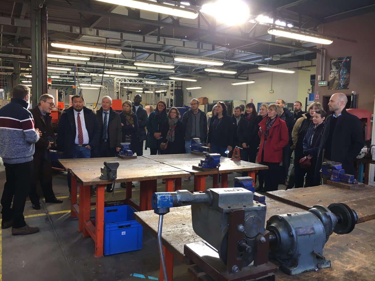 Lycee_UFA_PEV's tweet photo. #SemaineIndustrie au @Lycee_UFA_PEV en présence d’@OlivierFaron : on agit pour l’avenir de l’industrie en faisant des PP 4ème &amp; 3ème des ambassadeurs de l’industrie. Visites d’ets et des ateliers du lycée pour des métiers porteurs, rémunérateurs pour filles &amp; garçons 👍🚜🏍🔧💧❄️ https://t.co/QGyw6sOVwy