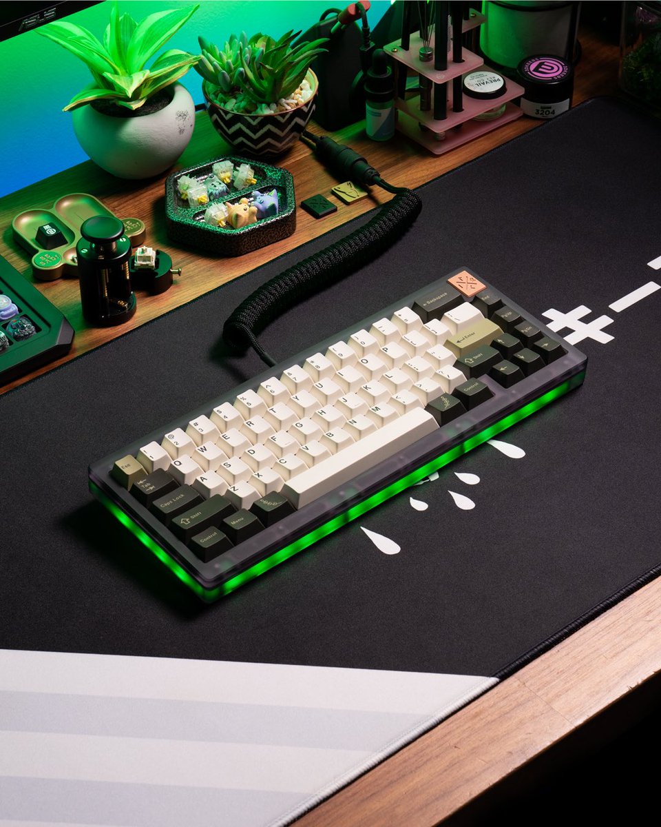 dutchmasterw's tweet photo. Loki 65 Early Bird Edition with Copper Accents! Board is wild looking, wish the RGB was more defused tho https://t.co/WYX44tl7FF