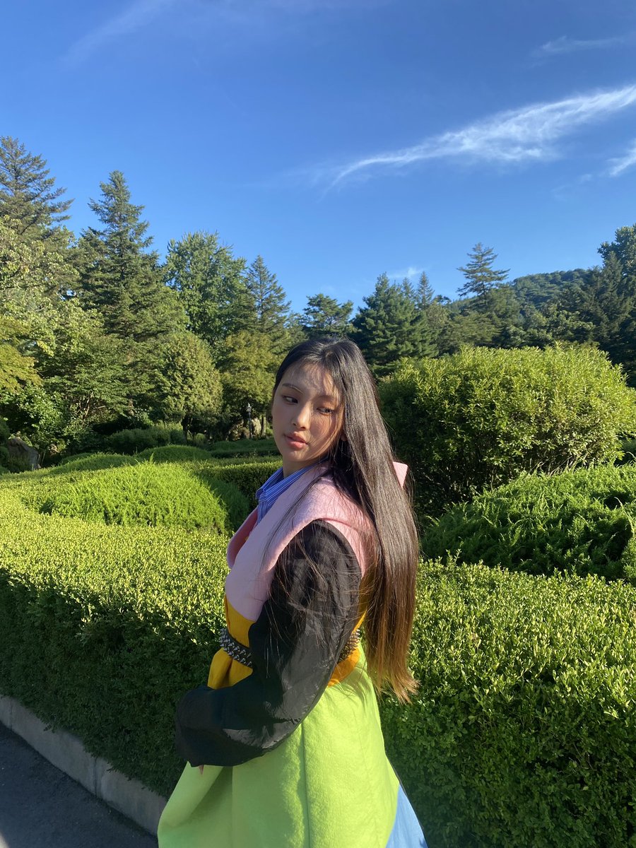 phoningnwjns's tweet photo. [221121] #HYEIN’s album update!
#NewJeans #뉴진스 https://t.co/fk12nNtads