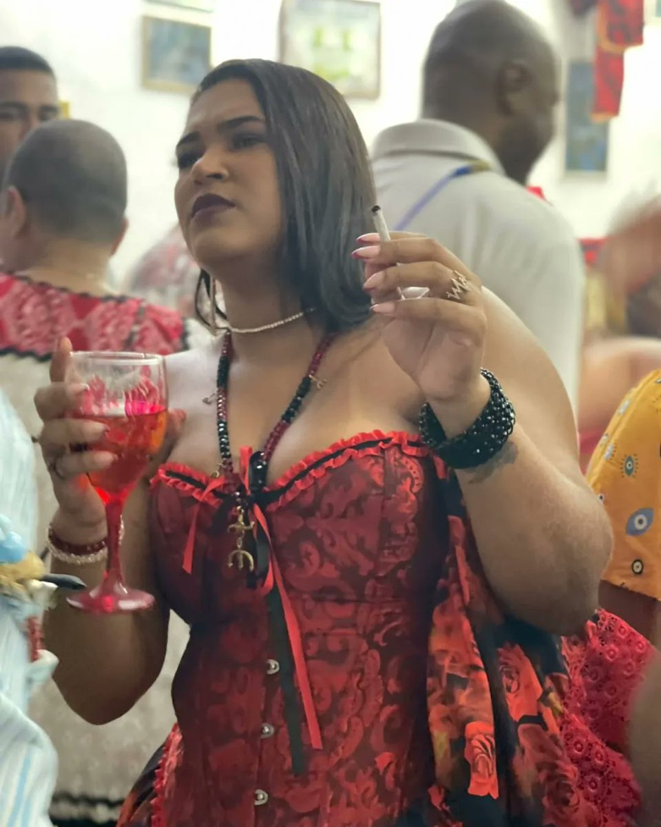 Dentro da cova tinha um vulto ajoelhado, era Maria Padilha trabalhando pro diabo...🔥❤️‍🔥🌹🍷
