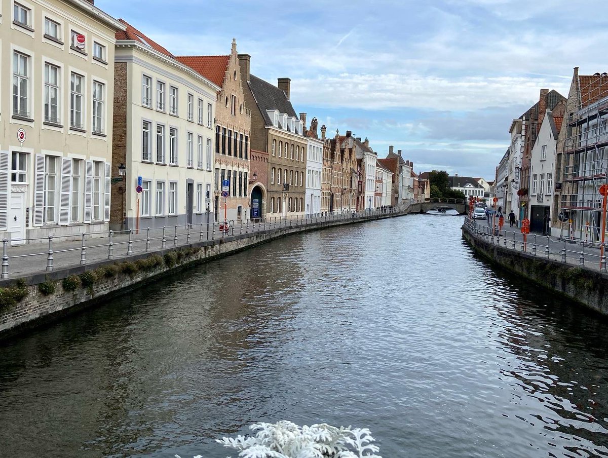 kirana_bhat's tweet photo. The bridges and canals of Bruges are a tour on their own! Here are some! There are many more that are equally pretty if not prettier and more photogenic! #bruges #visitbruges #bruges🇧🇪 #brugescanal #canalsofbruges #travelphotography #traveller 1/3 https://t.co/Cclo5wpkd5