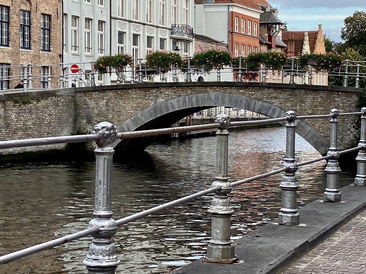 kirana_bhat's tweet photo. The bridges and canals of Bruges are a tour on their own! Here are some! There are many more that are equally pretty if not prettier and more photogenic! #bruges #visitbruges #bruges🇧🇪 #brugescanal #canalsofbruges #travelphotography #traveller 1/3 https://t.co/Cclo5wpkd5