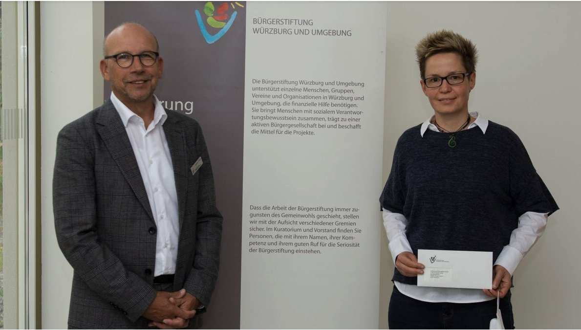 we4bee's tweet photo. we4bee bedankt sich recht herzlich bei der Bürgerstiftung Würzburg für die großzügige Unterstützung unseres Bienenforschungsprojektes!  🐝🐝🐝 Herzlichen Dank!🤗
https://t.co/rrMuIimxyh...
#Bienen #Forschung #Schule #lernen #Bildung #bigdata #uniwuerzburg #we4bee #Bürgerstiftung https://t.co/E0zuchtZJv