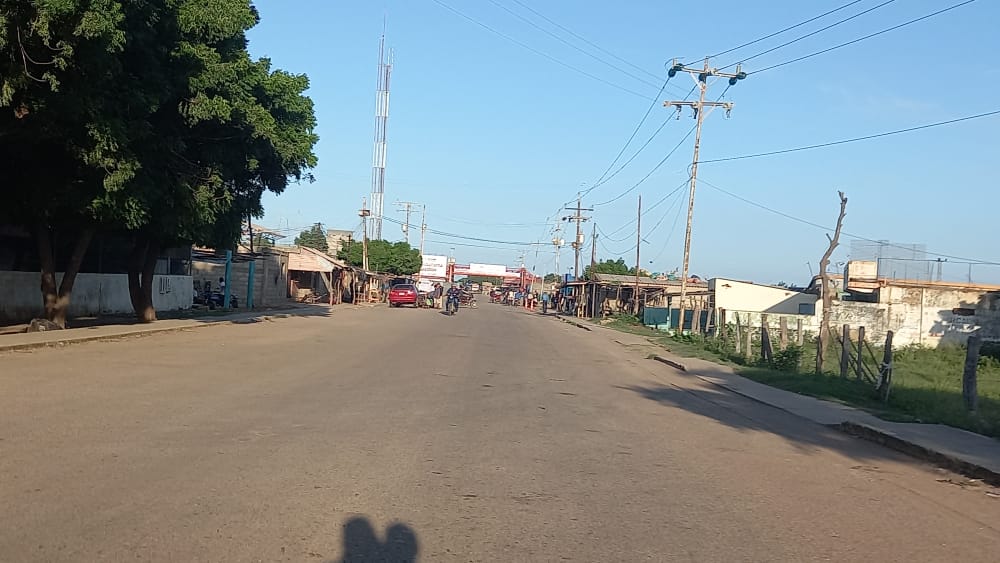 algimiromontiel's tweet photo. ¡Sin Dolientes!

Más de 80 comunidades de #Guajira incluyendo los poblados Paraguaipoa y Guarero se encuentran sin servicio eléctrico desde hace 13 Horas, nadie da razón de lo ocurrido, Es el tercer apagón que ocurre en menos de 7 días.
#Zulia
@NestorLReverol @ZuliaCorpoelec https://t.co/L4KQJWLDOW
