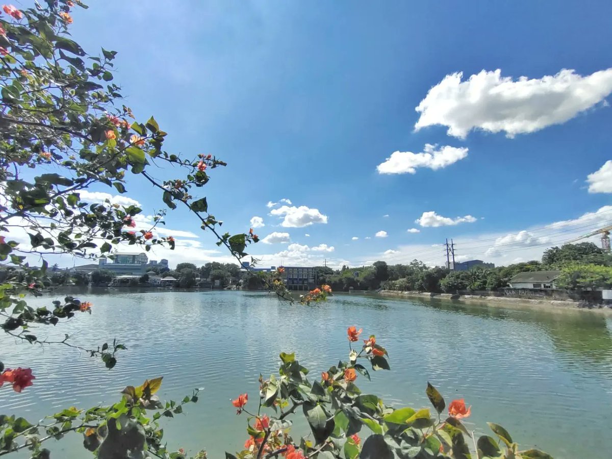 Waduk2 di Jakarta sekarang mulai kelihatan bersih2 dan dalam2, seperti Waduk Tomang ini, siap menampung banjir di Jakarta 😊😊😊