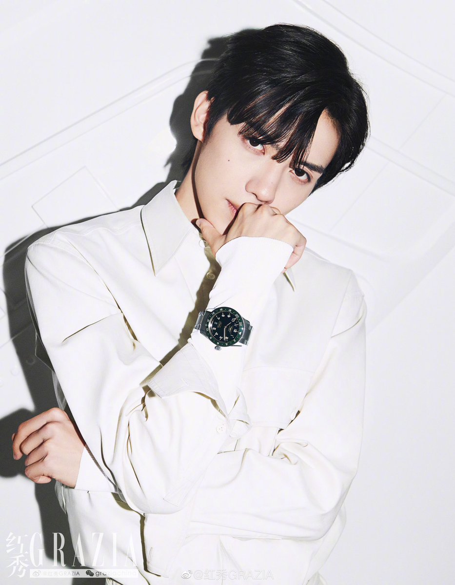 红秀GRAZIA Weibo Update!
นิตยสารสัปดาห์ที่ 586 #หลัวอีโจว xGrazia 
สวมชุดสีขาวคู่กับนาฬิกาข้อมือ Longines หล่อเหลาและมีสไตล์ ว่ากันว่าเขาจะพกสมุดจดเล่มหนี่งเสมอ เมื่อตอบคำถามสอดคล้องกับKeywordที่จดไว้ บางทีแบบนี้ทำให้เขาสามารถคงเนื้อหาที่จะสื่อสาร และครั้งนี้ก็เช่นกัน
#LuoYizhou