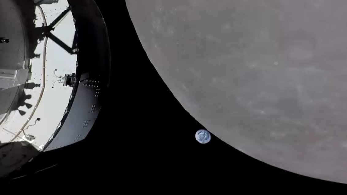 DLR_next's tweet photo. Die Erde knapp über dem Horizont des Mondes. https://t.co/dSztsNLqFU