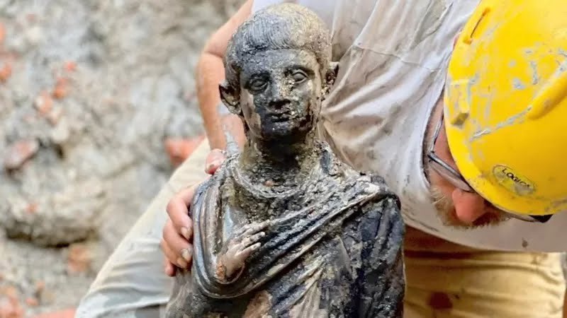 ArchitectureTud's tweet photo. Archaeologists have found 24 almost perfectly preserved bronze statues in Italy believed to date back to ancient Roman times The statues are of Roman gods such as Hygieia and Apollo and are around 2,300 years old. https://t.co/tHdJhzdjBN