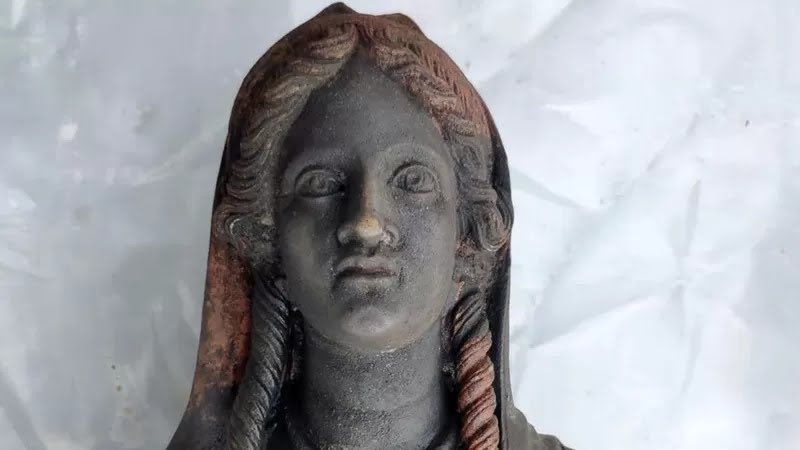 ArchitectureTud's tweet photo. Archaeologists have found 24 almost perfectly preserved bronze statues in Italy believed to date back to ancient Roman times The statues are of Roman gods such as Hygieia and Apollo and are around 2,300 years old. https://t.co/tHdJhzdjBN