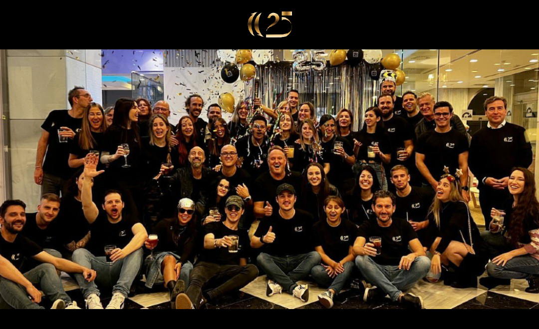 inout_events's tweet photo. Este finde hemos celebrado el 25 aniv. del Grupo In Out en Málaga. Queremos agradecer a todos los que formáis parte de esta bonita familia: compañeros, clientes, colaboradores... pues hemos llegado hasta aquí gracias a vuestro apoyo, esfuerzo y trabajo diario. 

¡Gracias equipo! https://t.co/0W2vYbsVaL