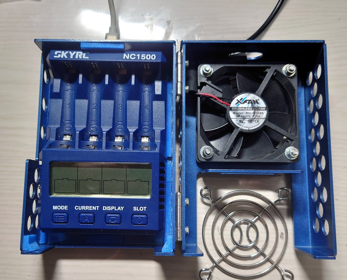 kagami326's tweet photo. SKYRC NC1500（X4 Advanced Mini）をセットしたSKWの「ファン付き充電器ケース」に、先日着弾したY-TOOLの「M＆Bクーリング」を合体！
ファンの内側の金網をはずせば蓋と干渉せずセット出来たゼ👍

#電池とモーター冷やすやつ
#SKW
#YTOOL 
#SKYRC派 https://t.co/r1U4T2Hkxo