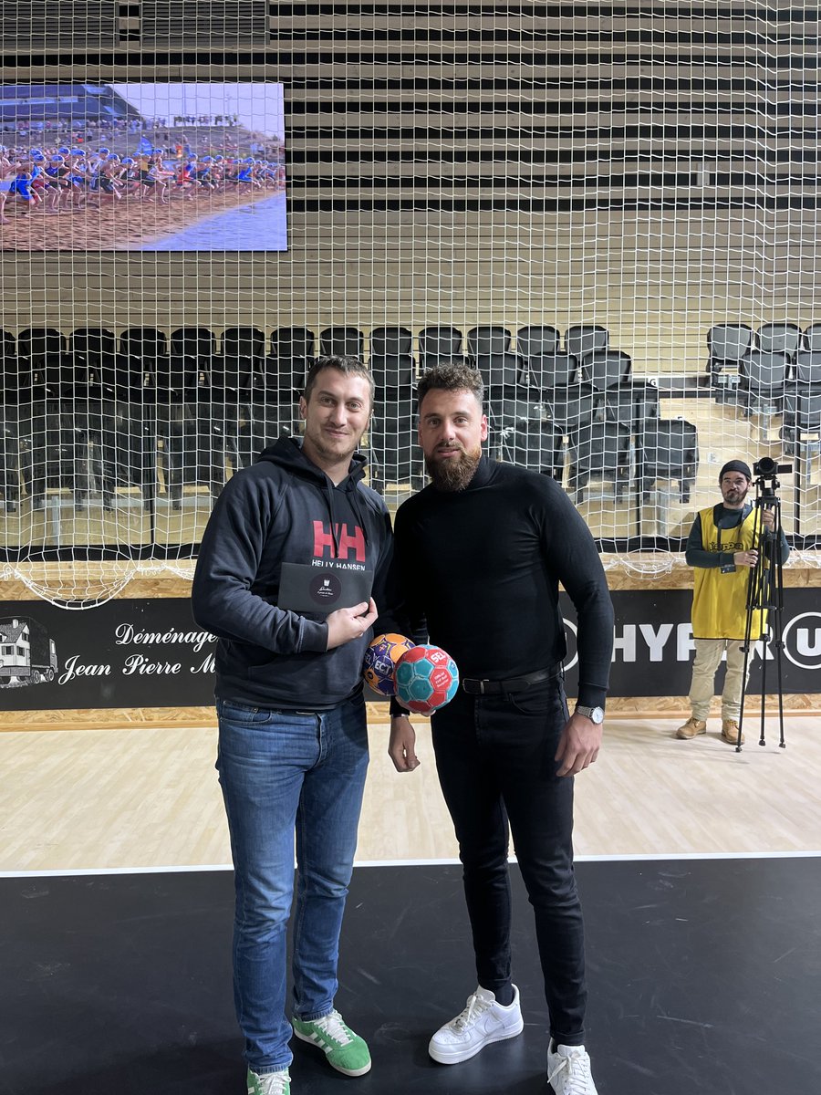 SCOHandball's tweet photo. 𝗝𝗘𝗨 𝗠𝗜-𝗧𝗘𝗠𝗣𝗦💙

En ce mois de Movember, nous avons réalisé le jeu de la barre avec 5 hommes du public. 

L'occasion de jouer sur le terrain SCO et pour le gagnant de remporter une carte cadeau offerte par @gaultierbarber !😉

 #SportAngers #teamsco #angerssco https://t.co/rMNPpQb1k9