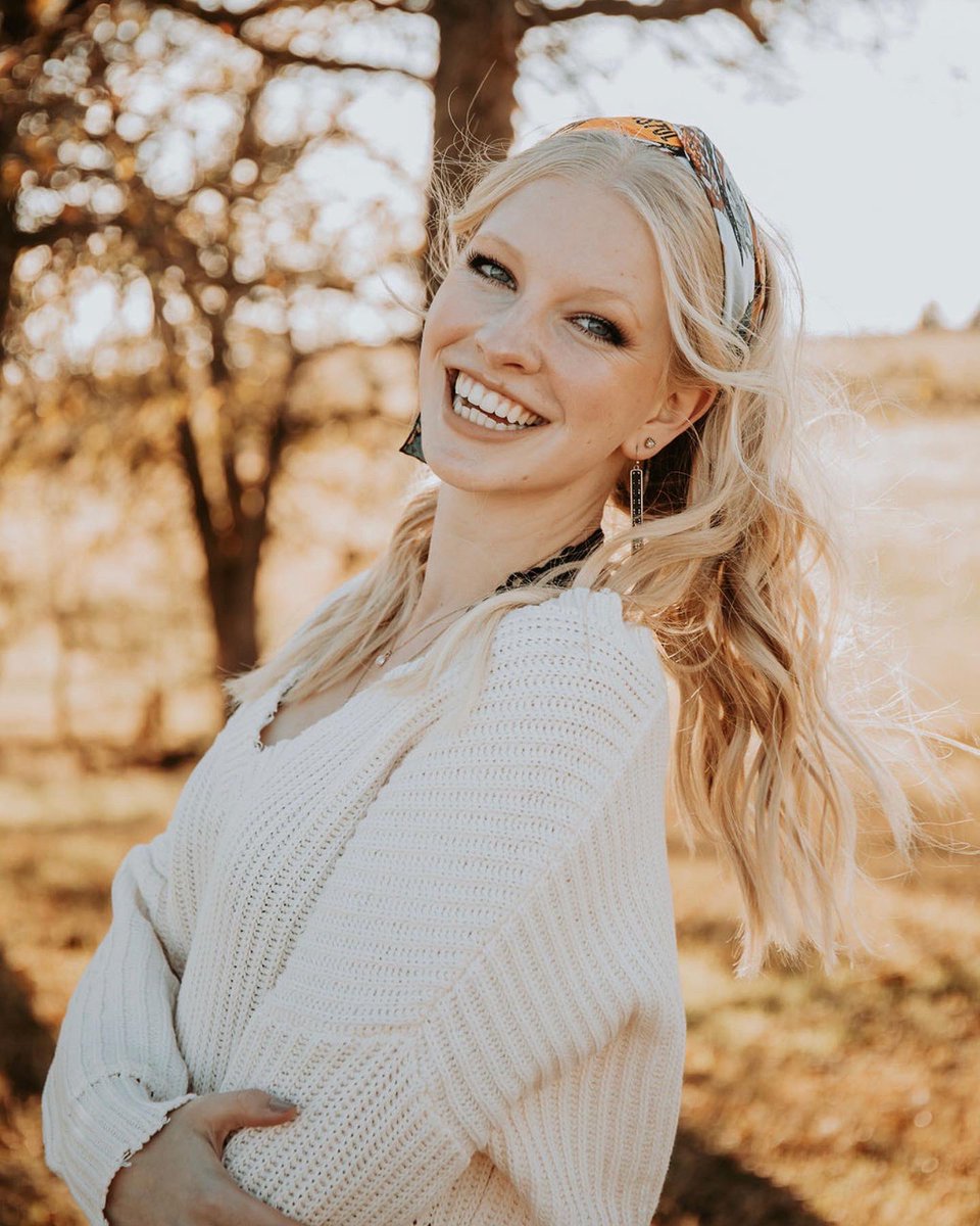 DaisyIfYouDoCo1's tweet photo. She was never meant to be subtle 🤍

#DIYDCoEmpoweredWomen2022

📸 Jess Trenner Photography
Lipstick in “Bronco” - Gunpowder &amp; Gloss
Distressed Off White Sweater - DIYDCo
Hotter Than A $2 Pistol Rag - DIYDCo https://t.co/JsFnjnXxiV