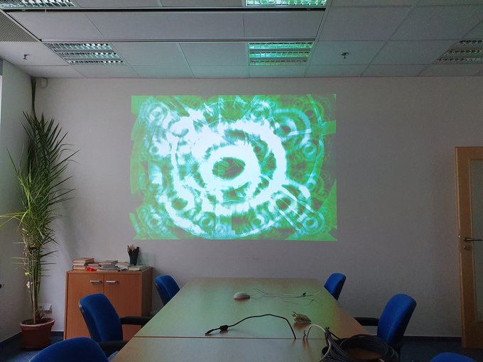 Foto: Zasedačka s projektorem