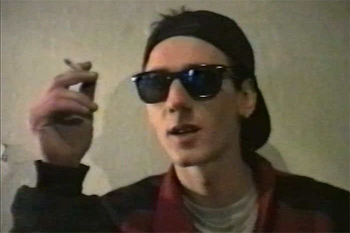 Vor 30 Jahren, am 21.11.1992, wurde der Antifaschist und Hausbesetzer Silvio Meier in Berlin-Friedrichshain von Neonazis ermordet. Hier ein letztes Interview, das Silvio im Sommer 1992 mit einem dänischen Filmteam führte. umbruch-bildarchiv.de/video/antifasc…