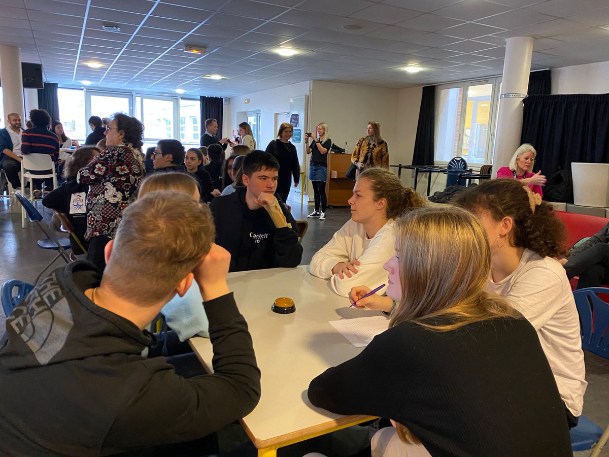 Enkele van onze leerlingen Frans nemen deel aan NIYLSummit in Le Havre en ontmoeten daar studenten uit diverse landen.