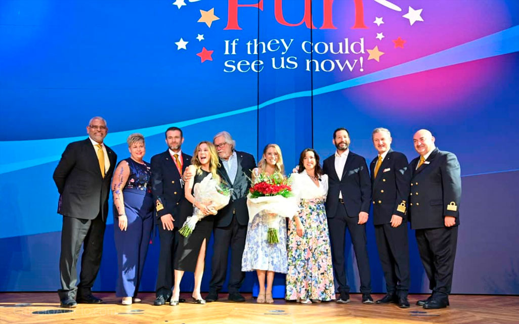CruceroAdicto's tweet photo. 🔥@CarnivalCruise  bautiza #CarnivalCelebration en su nueva terminal F del puerto de #Miami. El nuevo buque insignia comienza hoy su temporada por el #Caribe.
✳️Te los contamos aquí➽ https://t.co/JfR5jUaDT9

#cruceros #CarnivalCruiseLine #Funships https://t.co/2sFzsXYIcL