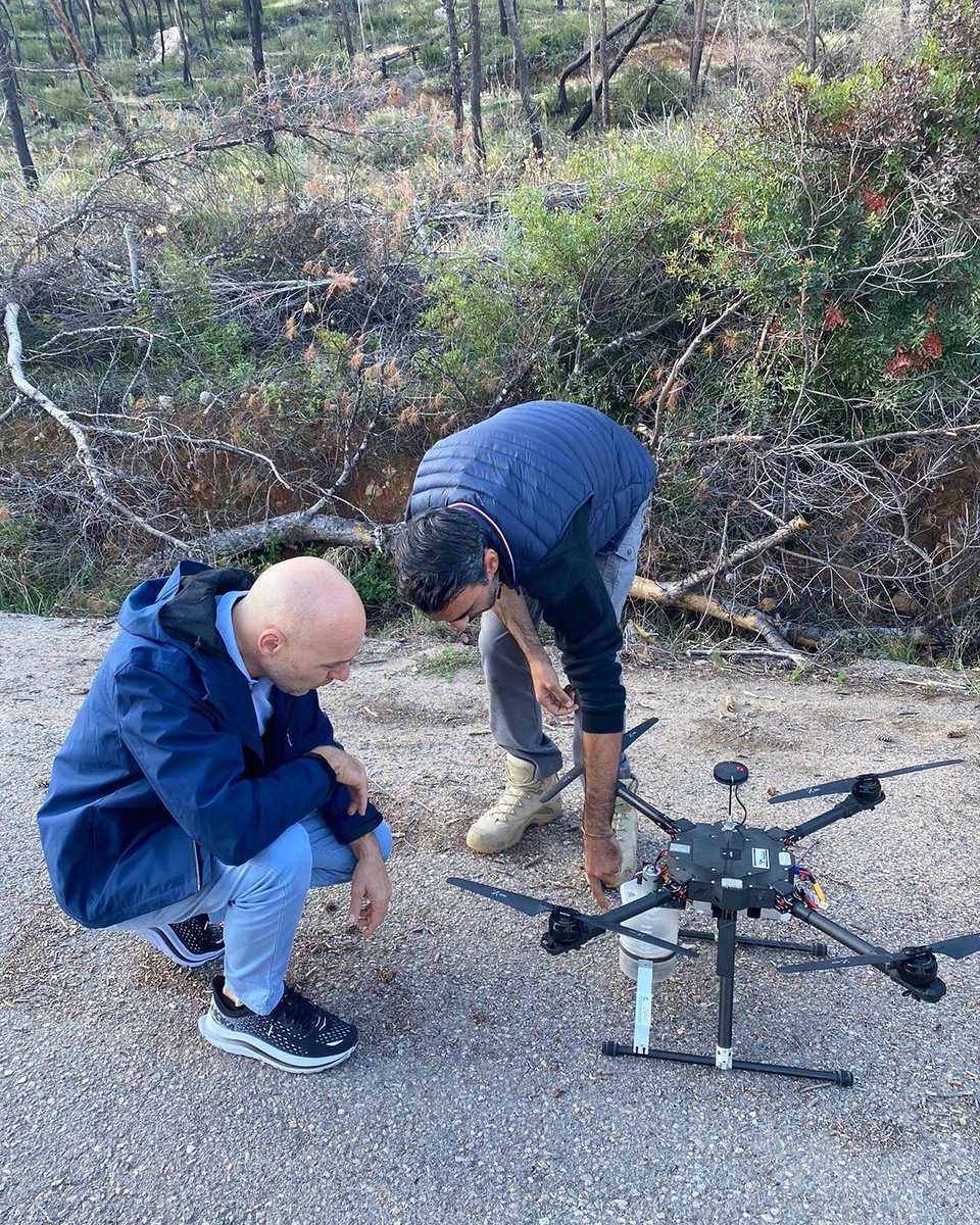 Η 1η πιλοτική αναδάσωση στη χώρα με τη χρήση #drone πραγματοποιήθηκε στα #Γεράνεια_Όρη, κοντά στο Αλεποχώρι. Πρόκειται για μία καινοτόμο τεχνική στην αναγέννηση δασικών οικοσυστημάτων η οποία διευκολύνει την υλοποίηση αναδάσωσης σε εδάφη δύσβατα & με μεγάλη κλίση.