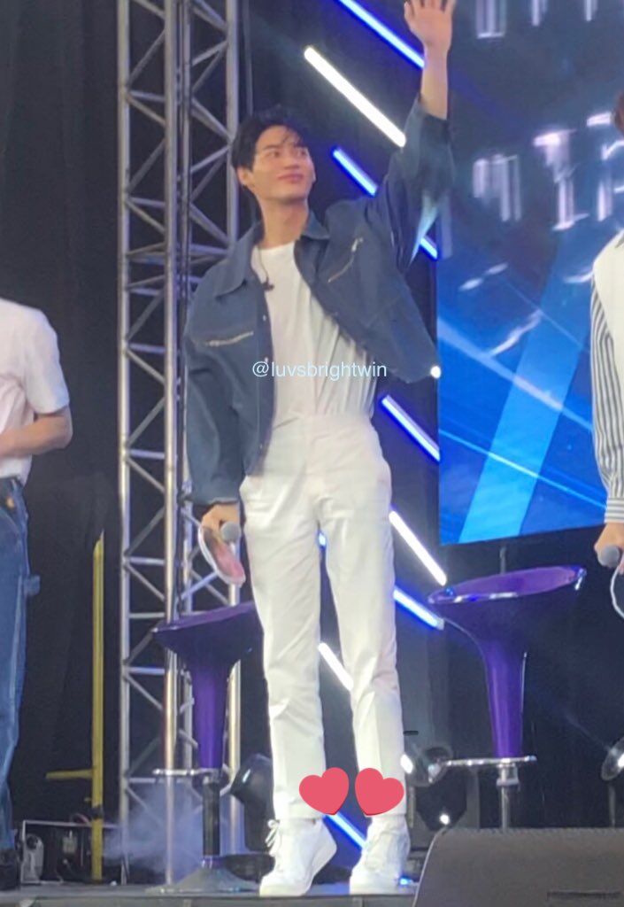 LuvsBrightWin's tweet photo. win bid his goodbye while tiptoeing 😭🤏🏻

#GlobeReach4TheStars  
Win Metawin @winmetawin #winmetawin https://t.co/CnpzYqllsj