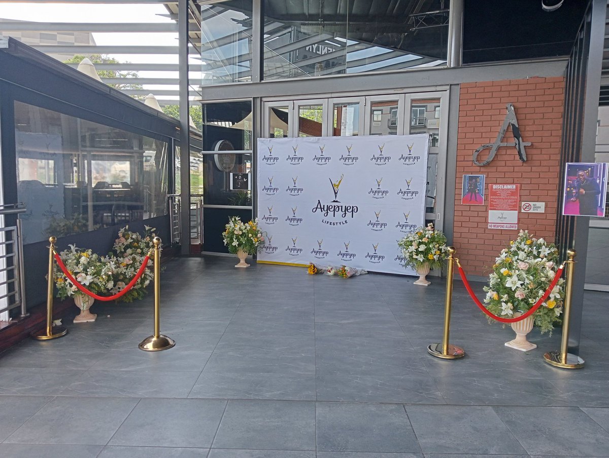ke_blackbarbie's tweet photo. Flower drop off @AyepyepMenlyn
#RIPDJSumbody #Ayepyep https://t.co/9nZowGGyxb
