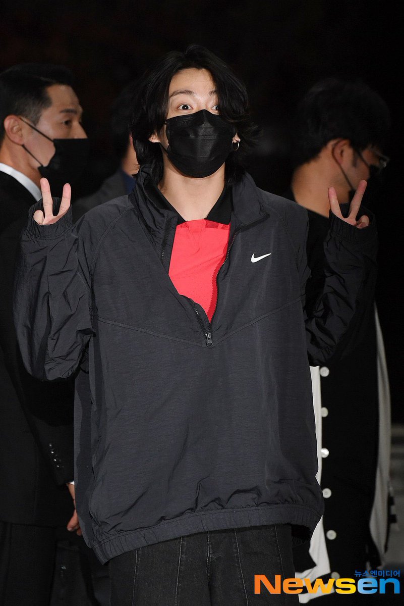 jnfication's tweet photo. — Hilo con todas las fotos de #JUNGKOOK llegando a Corea después de realizar su agenda en Qatar

@BTS_twt https://t.co/RCdC3IskCN