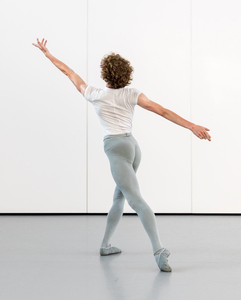 Louis75A's tweet photo. Happy Monday with this beautiful ballet dancer ๐
#boysintights #ballettights #balletbutt #fetish #gay https://t.co/p97KNoXw29